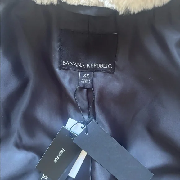 ***PRICE DROP*** NWT Banana Republic Cream Faux Fur Jacket - Picture 4 of 8